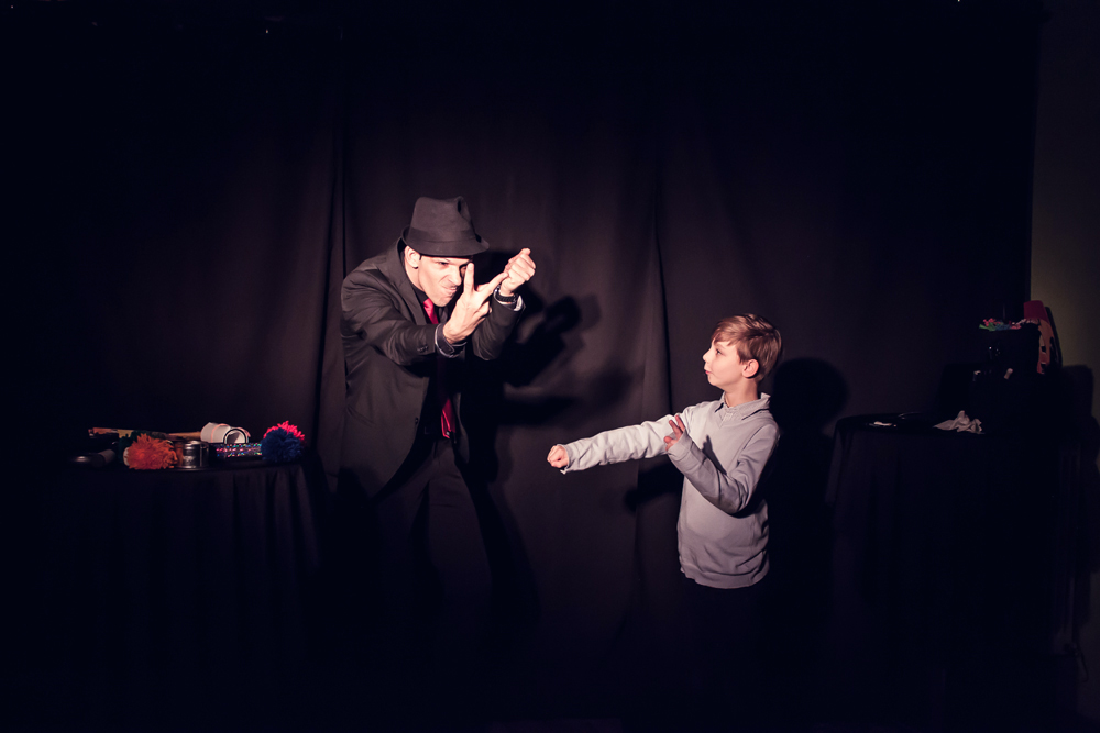 Un spectacle pour les anniversaires enfants drôle sur le thème de la magie à Metz, Nancy et Luxembourg. Un spectacle à partir de 5 ans à domicile !